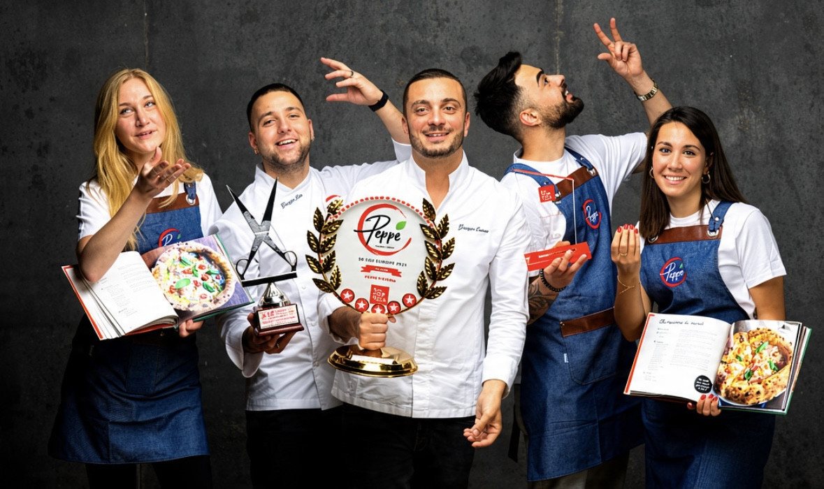 L’équipe Peppe avec les trophées et la carte