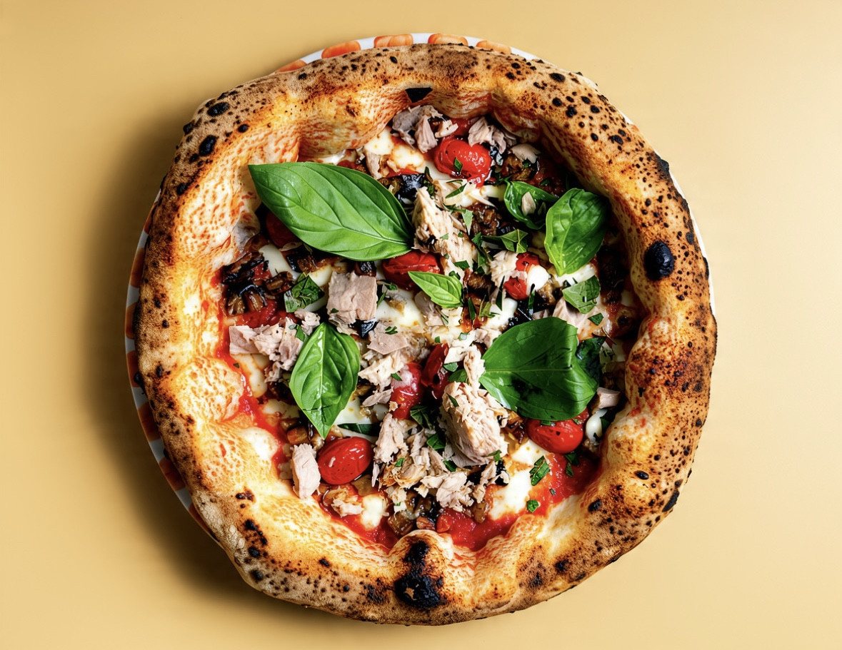 Pizza aux tomates et basilic frais